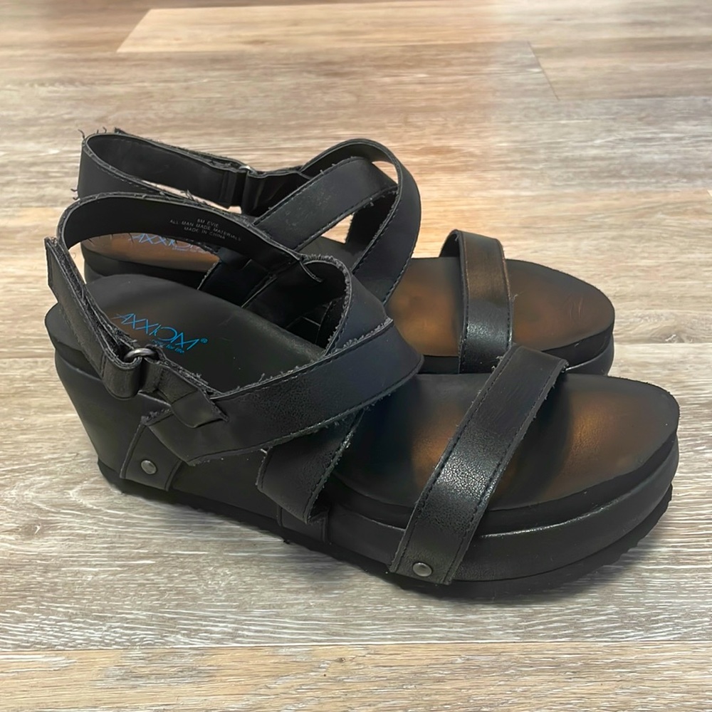 Black sandals w small wedge